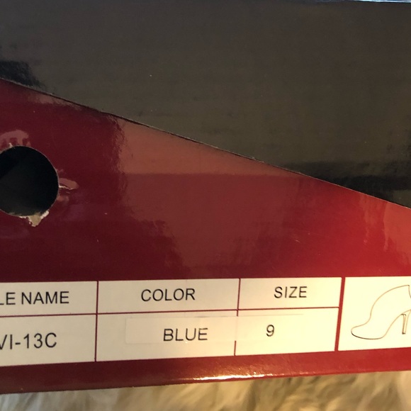 Gorgeous velvet like stilettos - Picture 2 of 5